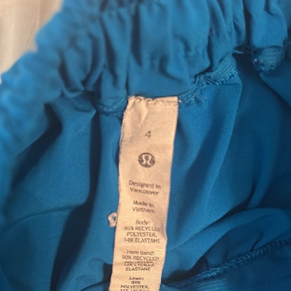 LULULEMON POOLSIDE HOTTY HOTS 4” LOW RISE!! size 4!! - Picture 4 of 4